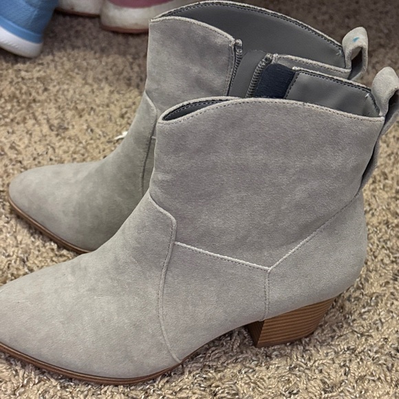 Amazon Essentials Light Gray Ankle Booties - Picture 5 of 9